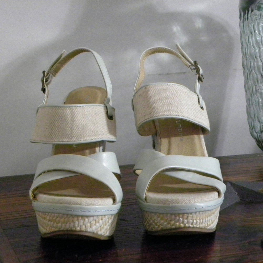 SUPER CUTE Tan & Blue Chinese Laundry Wedges!